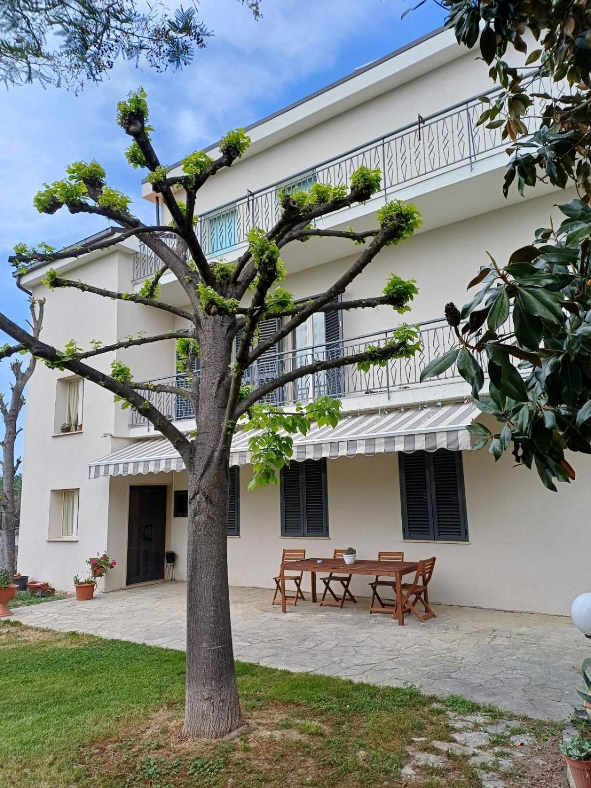 La Casa Degli Ippocastani Apartment Colonnella Exterior photo